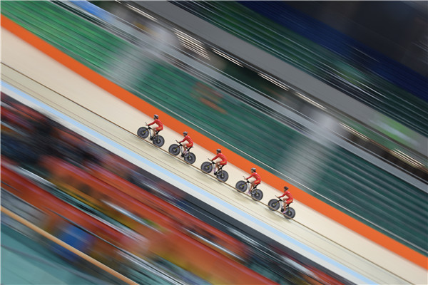 Chinese track cyclists take training session in Rio