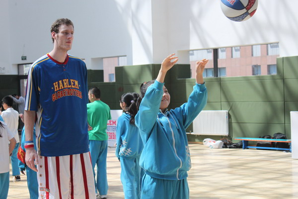 Harlem Globetrotters bring joy to Beijing kids