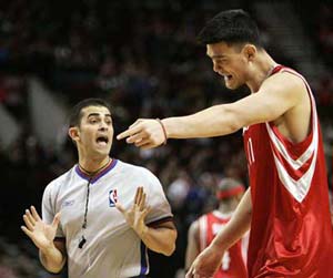 Yao Ming was expelled from the court after fouling six times and uttering the F-word at the game between the Rockets and Kings Sunday. It was the first time for Yao to be expelled from a game in his career. The Rockets lost to the Kings 107-99.(Photo: xbnews.net)