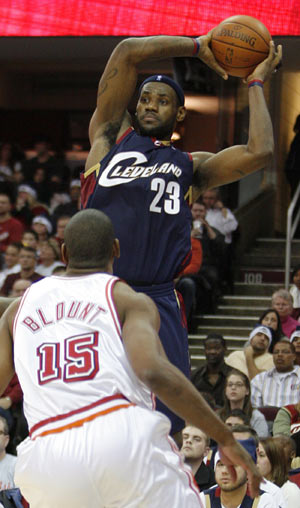 Cleveland Cavaliers' LeBron James looks to pass over Miami Heats' Mark Blount during the second quarter of their NBA basketball game in Cleveland Dec. 25, 2007. (Xinhua/reuters Photo)