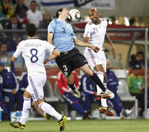 Ten-man Uruguay held 0-0 with France in World Cup