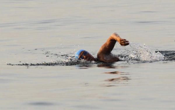 61-yr-old US swimmer attempts record Cuba-Florida swim