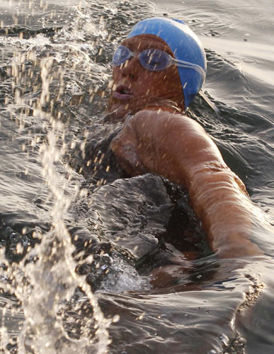 61-yr-old US swimmer attempts record Cuba-Florida swim