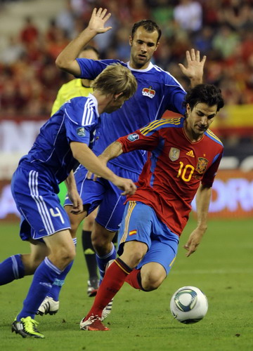 Spain qualify for Euro 2012 with easy win