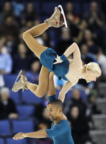 Chinese skaters win silver at ISU Grand Prix