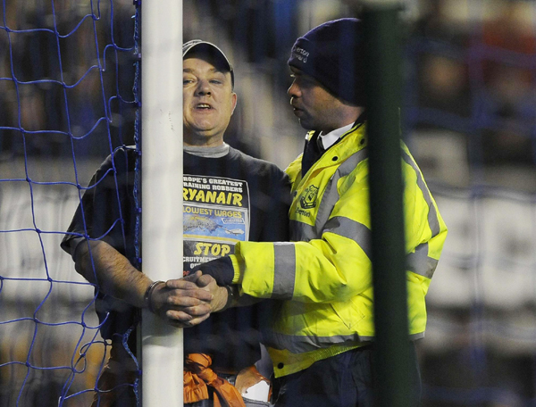 Fan halts City game by handcuffing himself to post