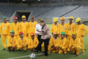 Suits suit more than shirts: soccer stars arrive in Brazil