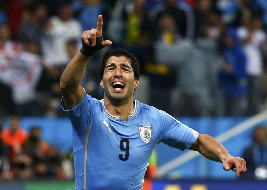 Suarez late winner put England on brink of elimination