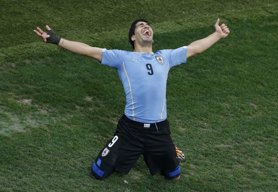 Suarez late winner put England on brink of elimination