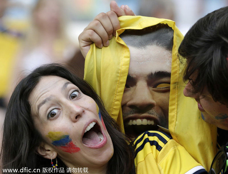 Fans bare their teeth in support of Suarez