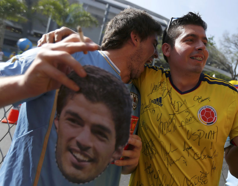 Fans bare their teeth in support of Suarez