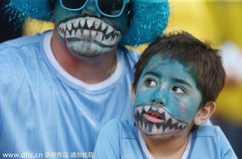 Fans bare their teeth in support of Suarez