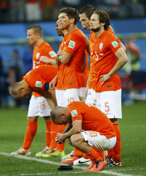 Argentina into World Cup final on penalties