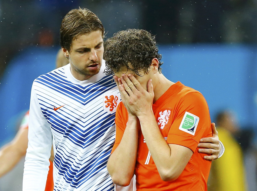 Argentina into World Cup final on penalties