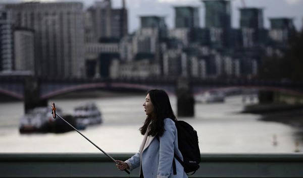 Selfie sticks banned at Wimbledon