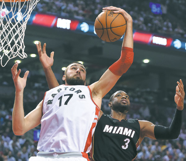 Raptors claw back against Heat