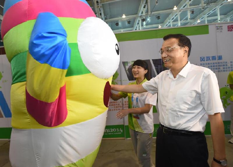 Premier Li visits volunteers of Summer Youth Olympic Games