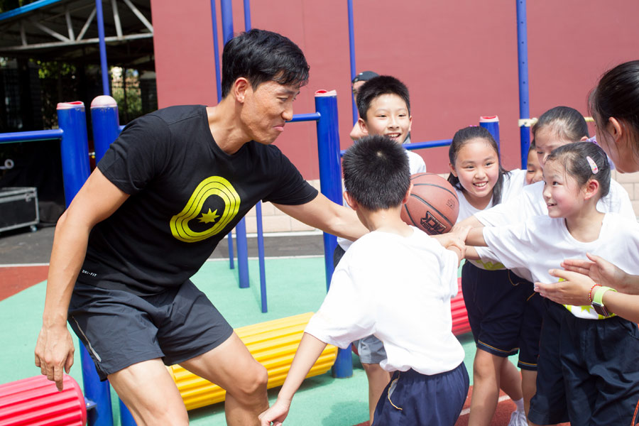 'Flying man' Liu Xiang encourages more students to do daily exercises