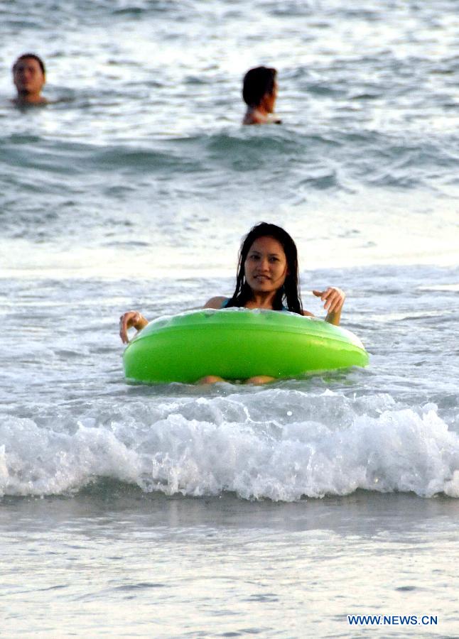 Tourists keep away from heat in Sanya