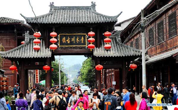 Tourists visit China's Qingmuchuan town