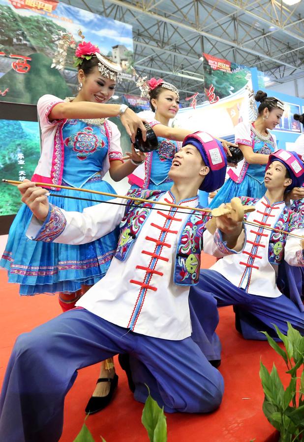 Actors perform in 5th China Guilin Int'l Tourism Expo