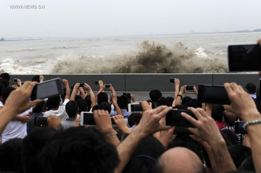 People gather to watch Qiantang River tidal bore in E China