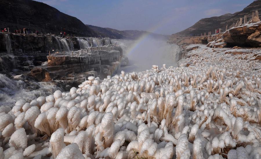 Icicles formed over running Hukou waterfall