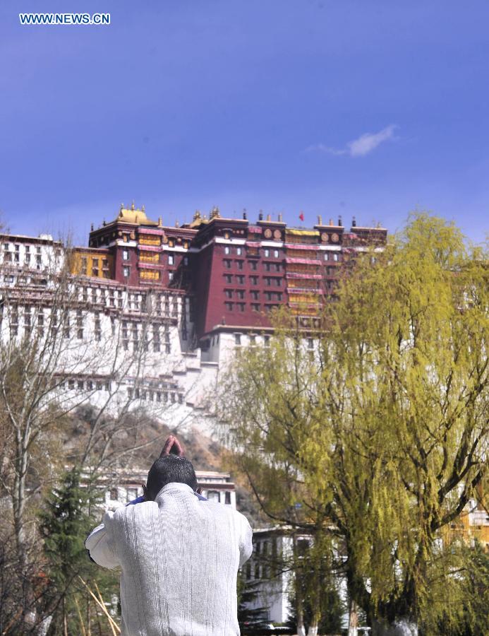 Spring scenery of the Potala Palace in Lhasa