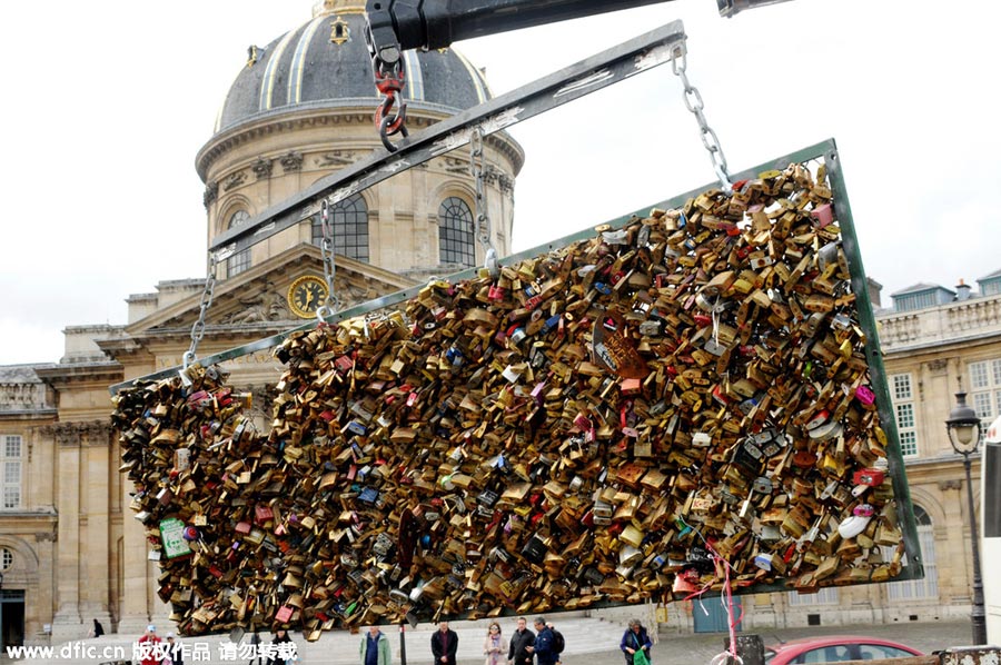 Paris removes all 'love locks' from bridge