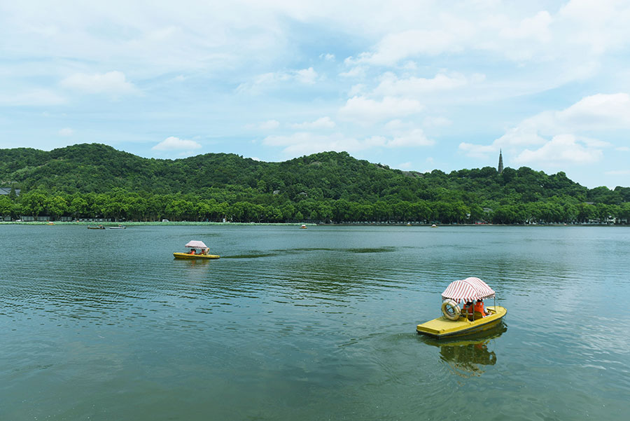 Typhoon Nida expels heat, leaves West Lake in Hangzhou bathed in coolness