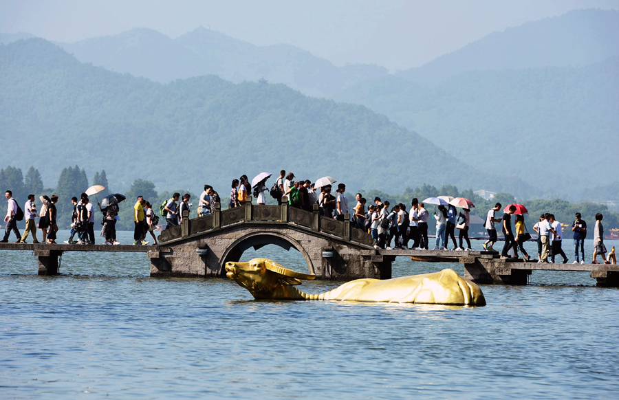 China sees record travels during the National Day holiday