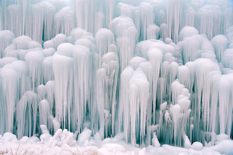 Ice cascade transforms Xinglong county into a dreamy, white world