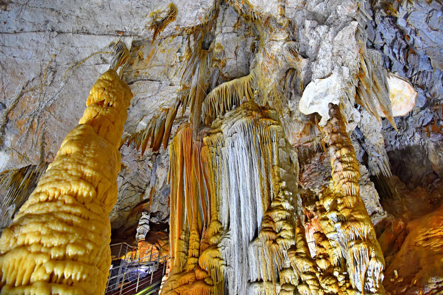 Amazing scenery of Xinglong Cave in Chengde