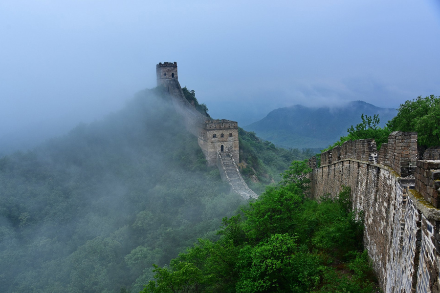 Breath-taking sea of clouds shrouds Jinshanling Great Wall