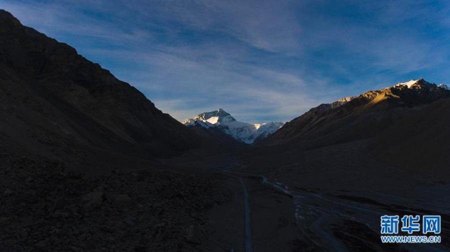 Views of charming Mount Qomolangma