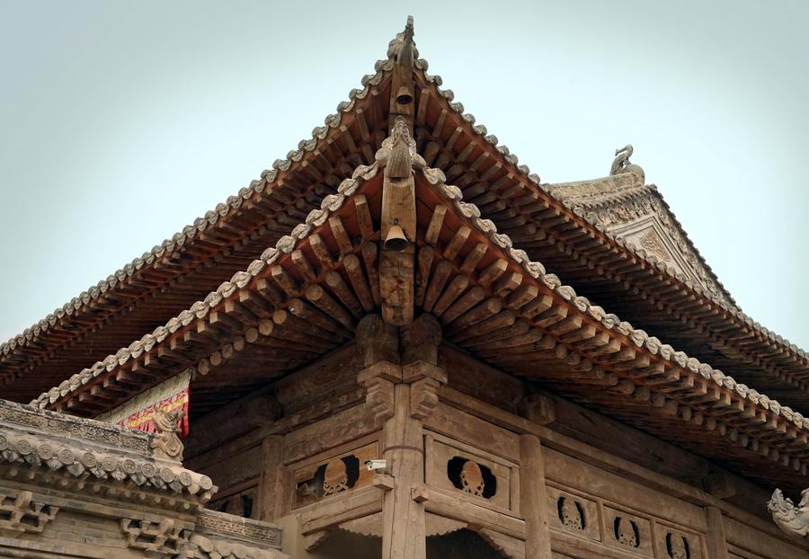 Tourists visit Qutan Temple in NW China's Qinghai