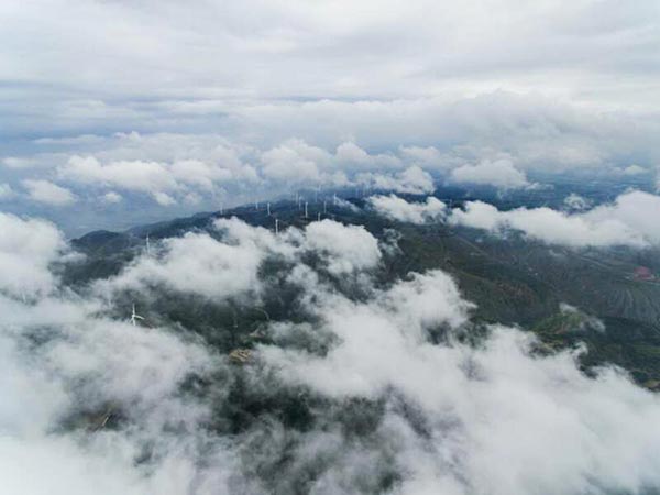 Sea of clouds dazzle Zhongtiao Mountain in N China