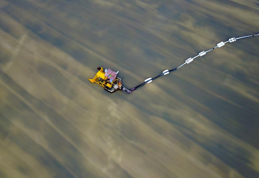 Salt fields enter into harvest season in Liaoning