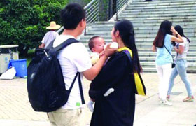 Trending: Graduation photos with baby girl