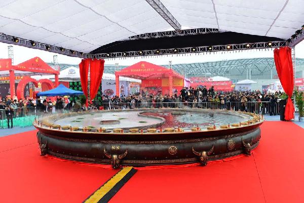 Trending: Chongqing unveils China's largest hotpot