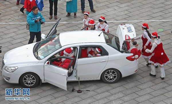 Trending special: Crazy Santa Clauses in China