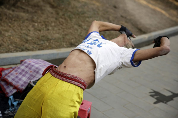 Kung fu grandpa shows off abs