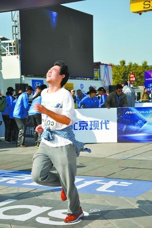 北京馬拉松閉幕 男女冠軍都說天兒好跑得快