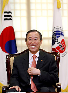 South Korea's Foreign Minister Ban Ki-Moon smiles as he meets reporters in his office in Seoul October 3, 2006. Ban was virtually assured on Monday of succeeding Kofi Annan as U.N. secretary-general, emerging as the only candidate without a veto in a final informal Security Council poll.