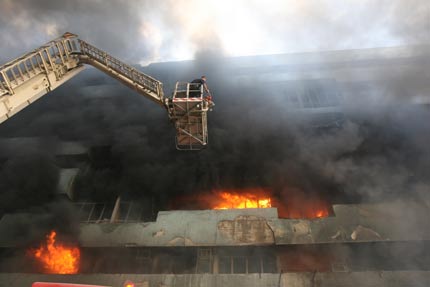 Car bombs blast Baghdad marketplace