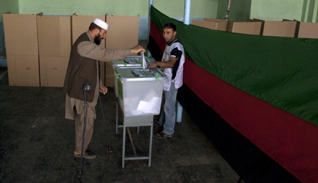 Afghans vote for president under violence threat