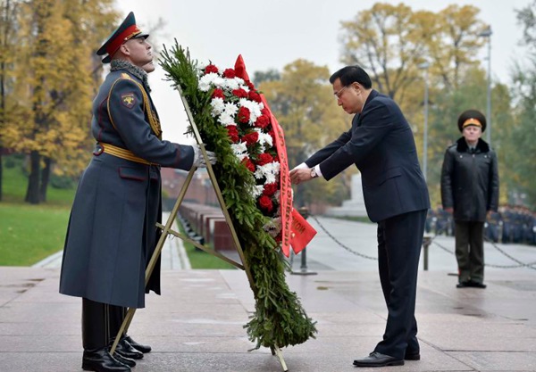 Premier Li lays wreath at Tomb of the Unknown Soldier