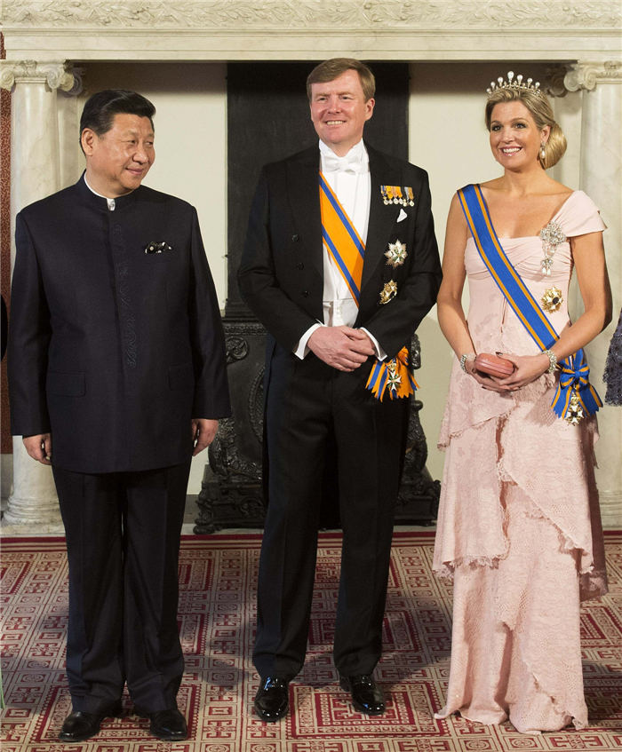 Xi, Peng dazzle in classic Chinese garments