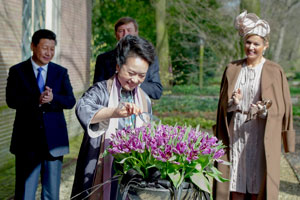 Peng Liyuan hugs boy with asthma in Paris