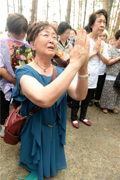 Japanese war orphans visit graves of adoptive Chinese parents